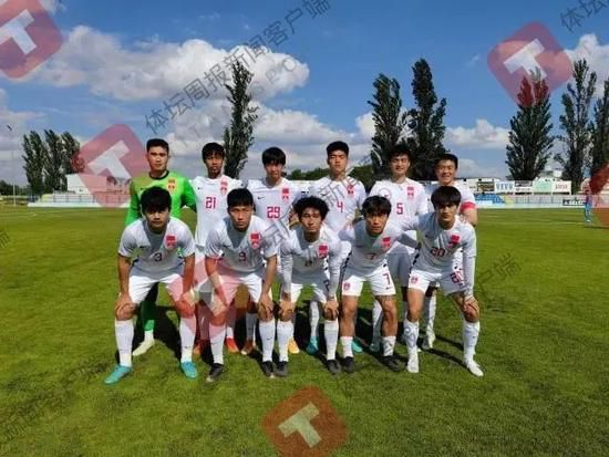 曼晚写道：在下赛季开始时，曼联队内的5名中卫里，有4位将年满30岁。